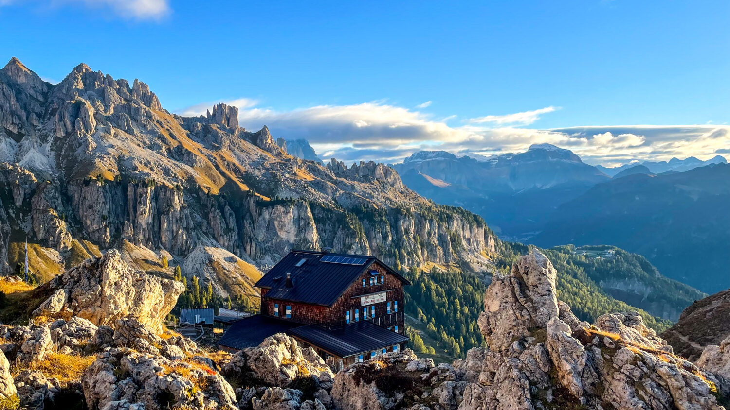 Perełki Trentino: Rifugio Roda di Vael – chata w sercu Dolomitów